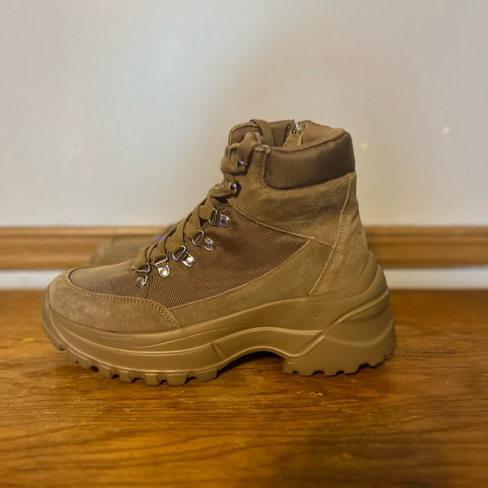 Steve Madden Ryland hiking boots in tan size 9
